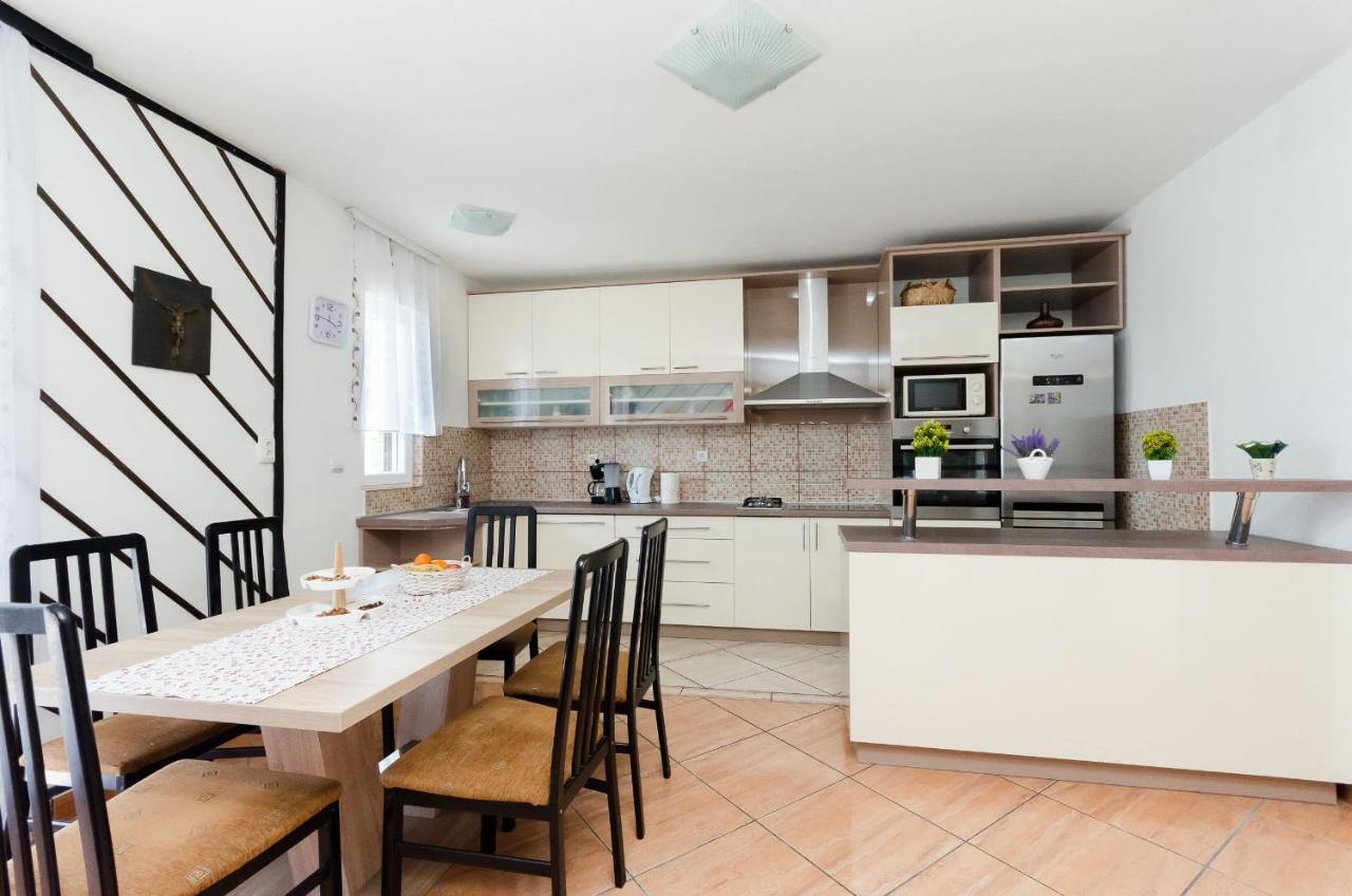 Apartments Albina โลปาร์ ภายนอก รูปภาพ